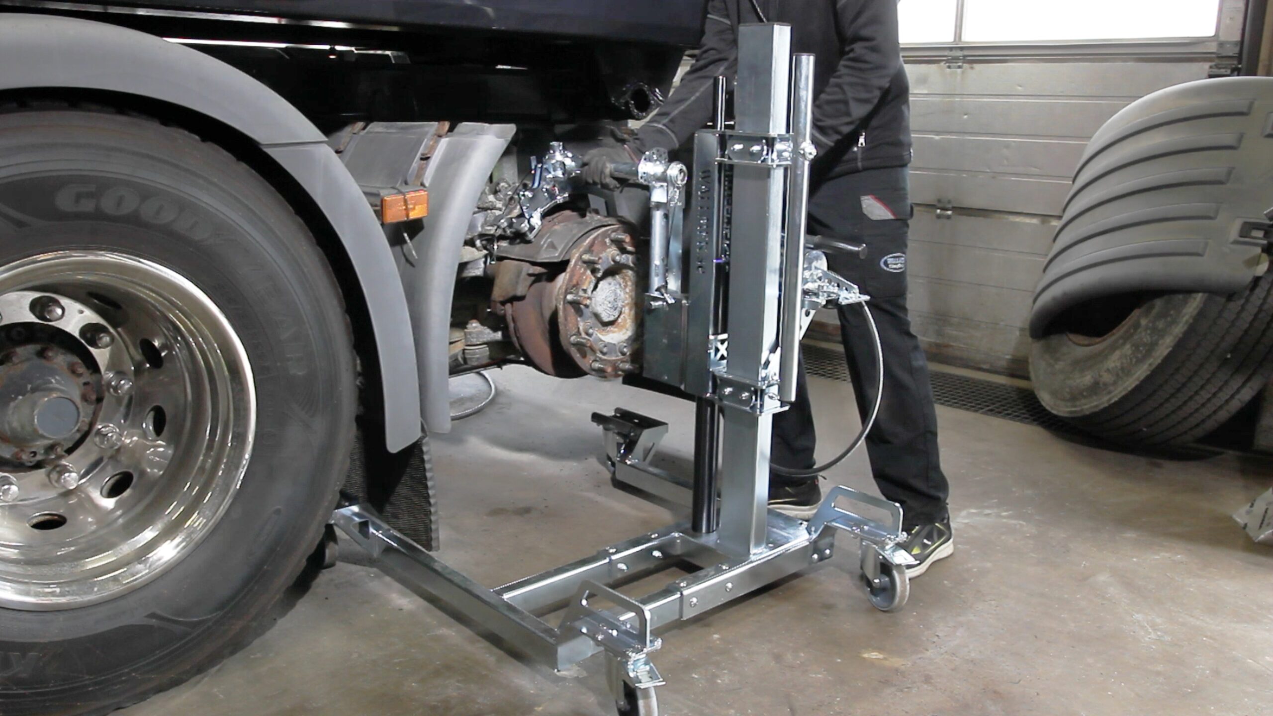 Jarrusatulan asennus adapteri raskaalle kalustolle Wallmek HLD2025-150 - Image 2