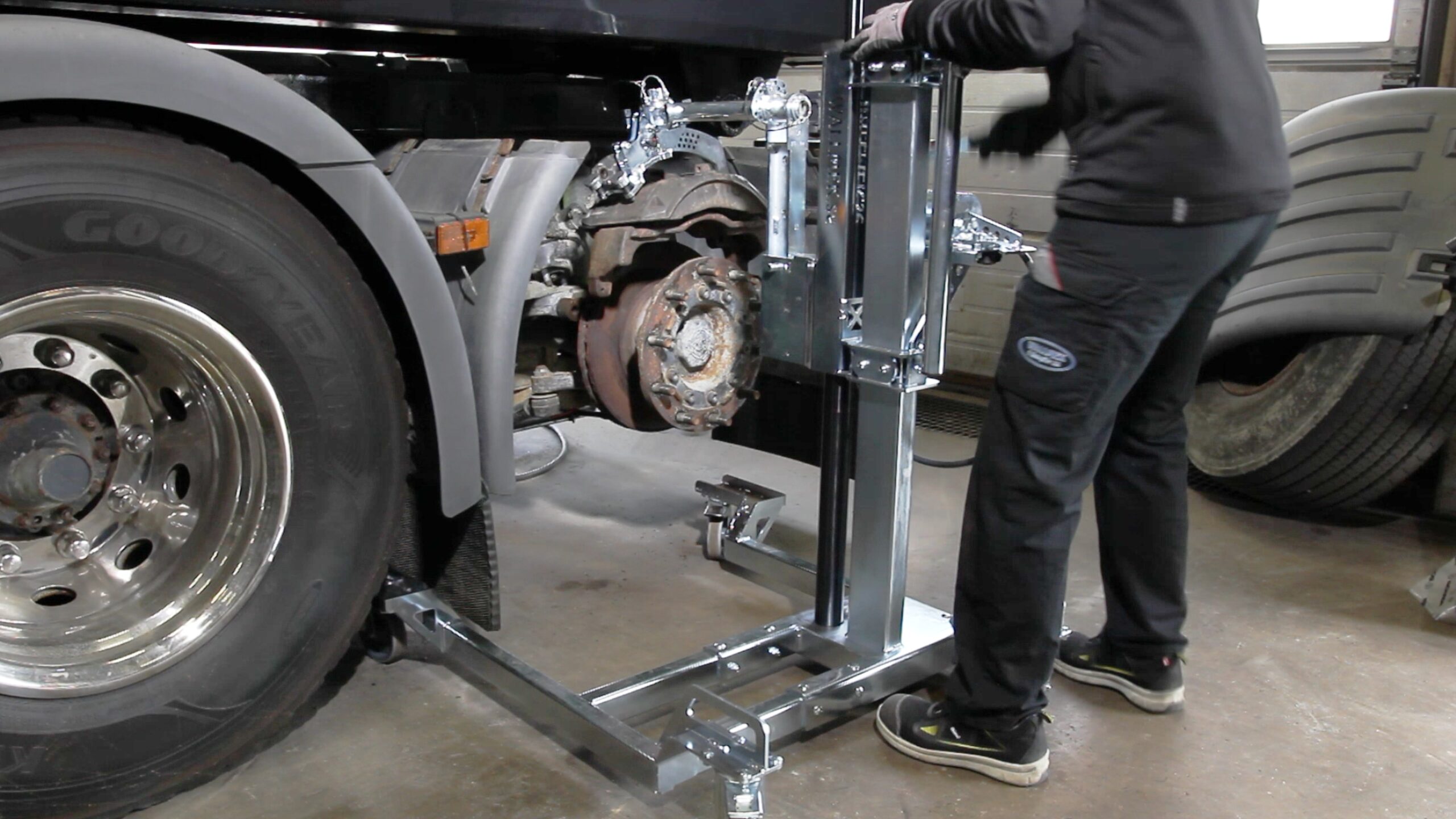 Jarrusatulan asennus adapteri raskaalle kalustolle Wallmek HLD2025-150 - Image 5